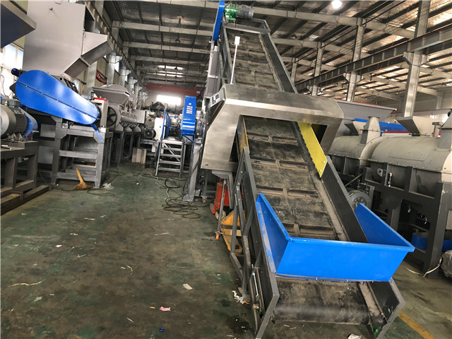 Conveyor Belt with Metal Detector